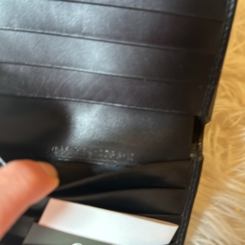 Gucci With Box - Picture 2 of 3
